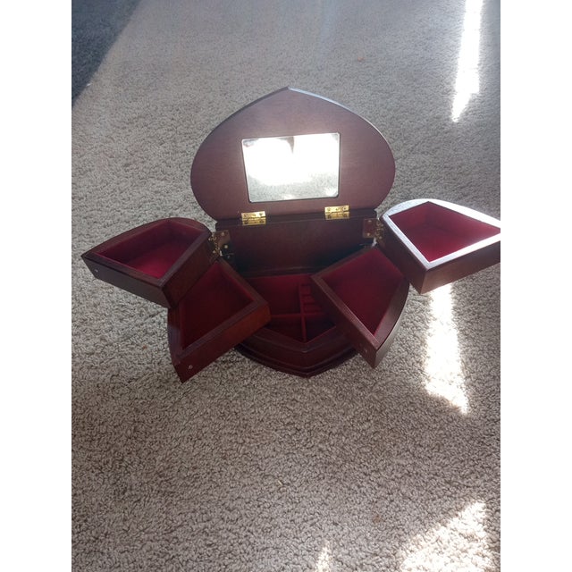 1980s Exquisite Bombay Mahogany Wood Heart Shaped Swivel Jewelry Box. For Sale - Image 4 of 7