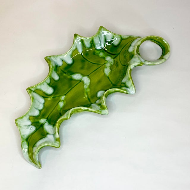 American 1970s Mid-Century Majolica Folk Art Americana Boho Chic Holly Leaf Dish - Christmas. For Sale - Image 3 of 11