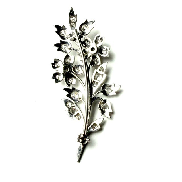 1960s Vintage English 18 Karat White Gold Diamond 1 Carat Flower 2.2 Inch Long Brooch For Sale - Image 5 of 14