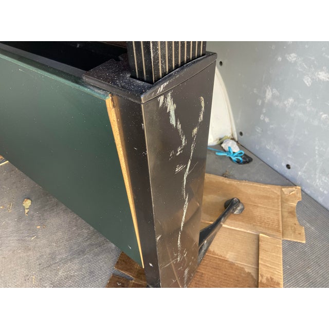 The Herman Miller Relay by Geoff Hollington is a manual height adjustable standing desk designed for office use. This...