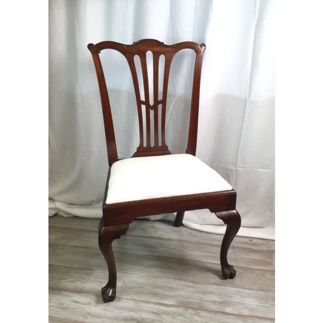 Beautiful period tri foot mahogany Philadelphia side chair, circa 1780. Measures: 22 1/2" wide, 38 3/4" tall by 17" deep,...
