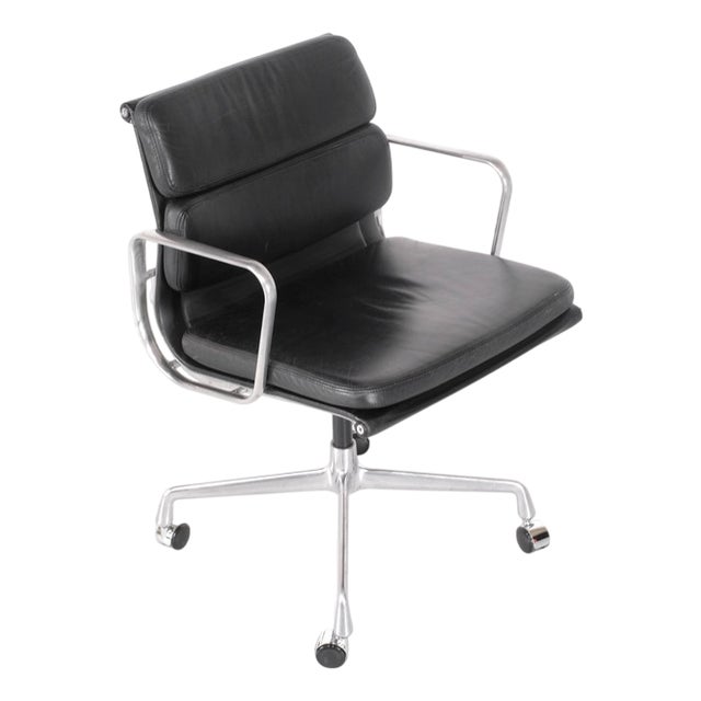 Soft Pad Chair Ea 207 Charles Ray Eames, United States, 1969. By Charles and Ray Eames for Vitra, 1990s For Sale