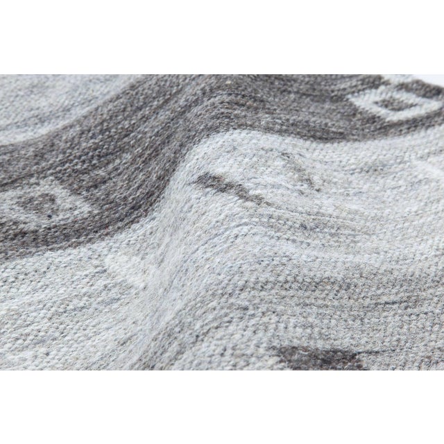 Contemporary light and dark grey flat-weave wool rug by Doris Leslie Blau. Size: 4'6" × 6'5" (137 × 196 cm). This...