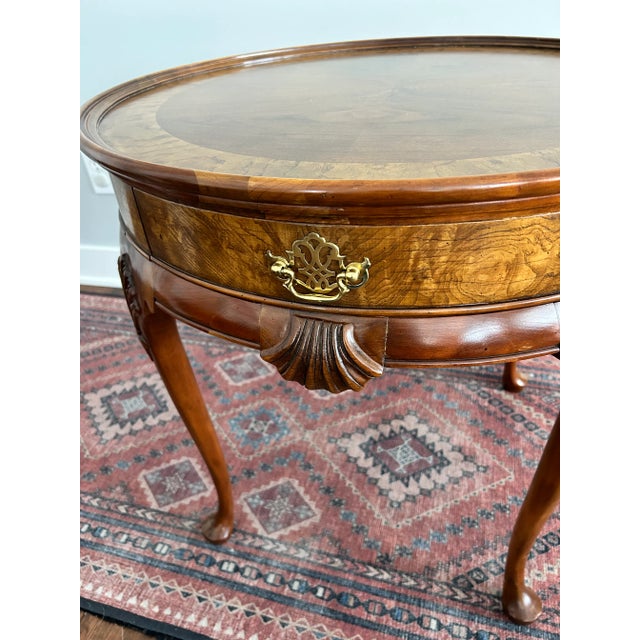 French Provincial Vintage Baker Furniture Queen Anne Burl Walnut Round Accent Table With Shell Motif For Sale - Image 3 of 12