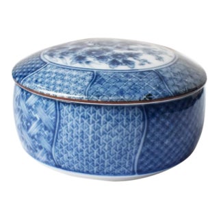 Chinese Ming Dynasty Circular Blue and White Porcelain Box With Cover For Sale