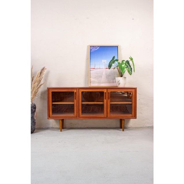 This teak display cabinet combines ample storage space with a pleasingly light appearance. The warm wood tone, rounded...