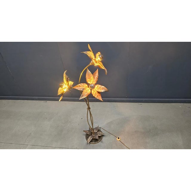 Vintage 3 armed brass flower floor lamp by Willy Daro. Beautifully detailed leafs. The lamp also has leafs on the base....