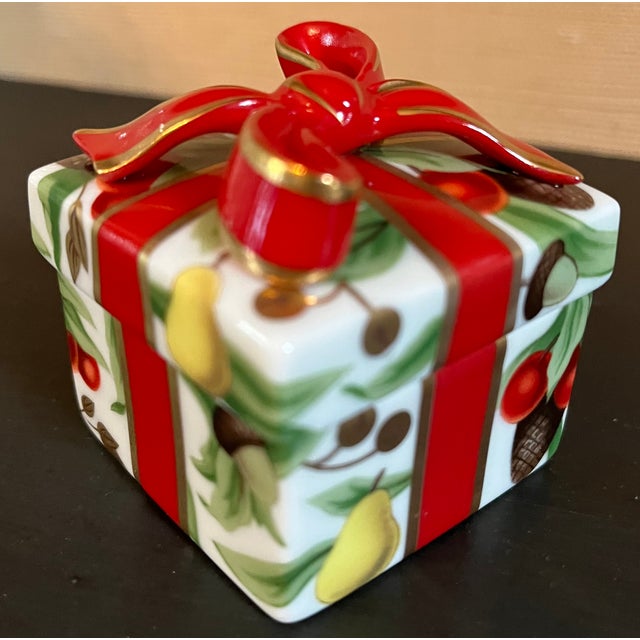 1990s Tiffany & Co. "Tiffany Holiday" Porcelain Gift Box Trinket Box For Sale - Image 11 of 12