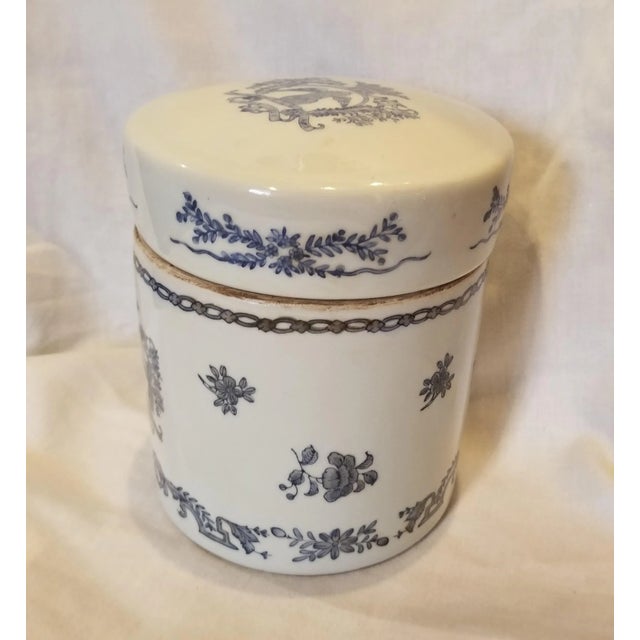 This lovely cannister is a versatile size. It fits snugly in the hand. The crest reads " Eme meurs pour ceux que jaime"...