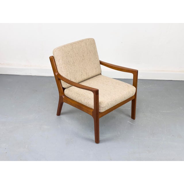 Senator Lounge Chair in a beautiful design, crafted from solid teak, by Professor Ole Wanscher and manufactured by Cado. •...