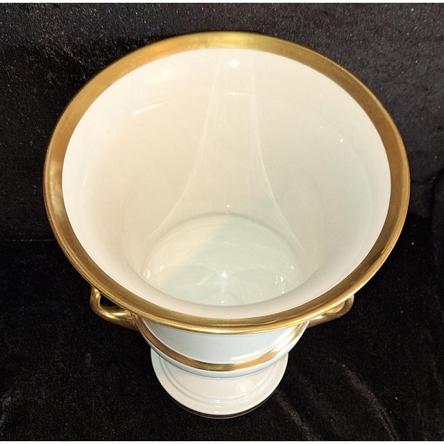 1970s Large Amphora Vase in White Porcelain with Gold Rim and Double Handle from Fürstenberg, 1970s For Sale - Image 5 of 7