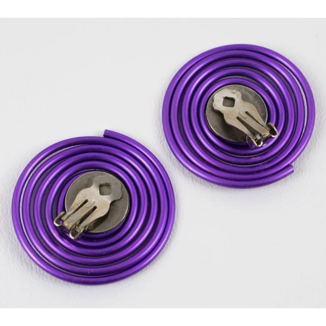 David Spada Modernist Purple Coiled Aluminum Clip Earrings For Sale - Image 4 of 8