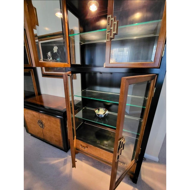 Mid 20th Century Vintage Raymond Sobota for Century Furniture Chin Hua Chinoiserie Style Burl Wood China / Display Cabinet For Sale - Image 5 of 7