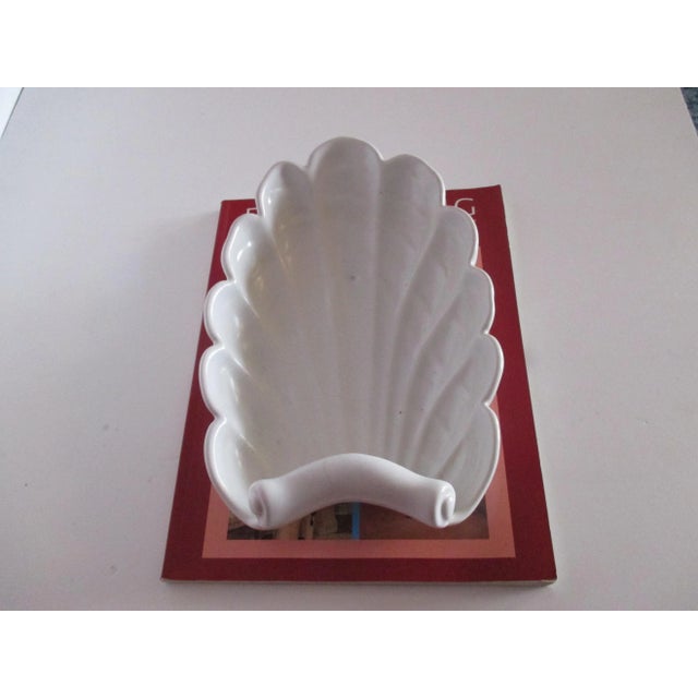 1950s Vintage White Abington Art Deco Style Pottery Decorative Bowl For Sale - Image 5 of 7