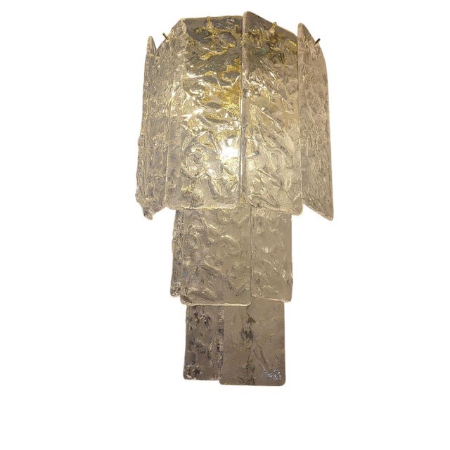 Beautiful pair of transparent Listelli wall lamps in murano glass and brass. These appliques maintain the arrangement of...