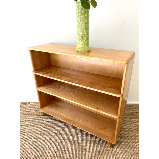 1950s Vintage Mid-Century Modern Heywood Wakefield 3 Shelf Bookcase / Bookshelf in Wheat For Sale - Image 5 of 11