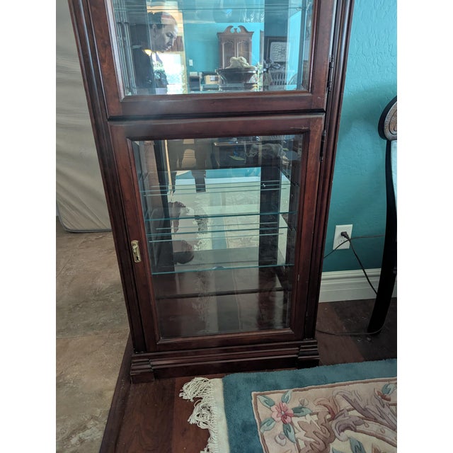 Queen Anne 1980s Jasper Cabinet Company Cherry Curio Display Cabinet For Sale - Image 3 of 14