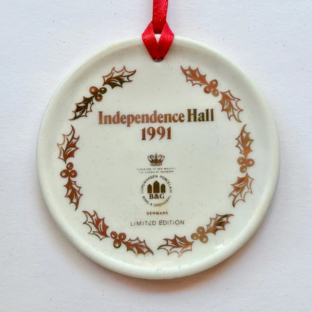 American Vintage Bing & Grøndahl Ornament "Independence Hall" From the "Chirstmas in America" Limited Edition - Blue White Porcelain For Sale - Image 3 of 8