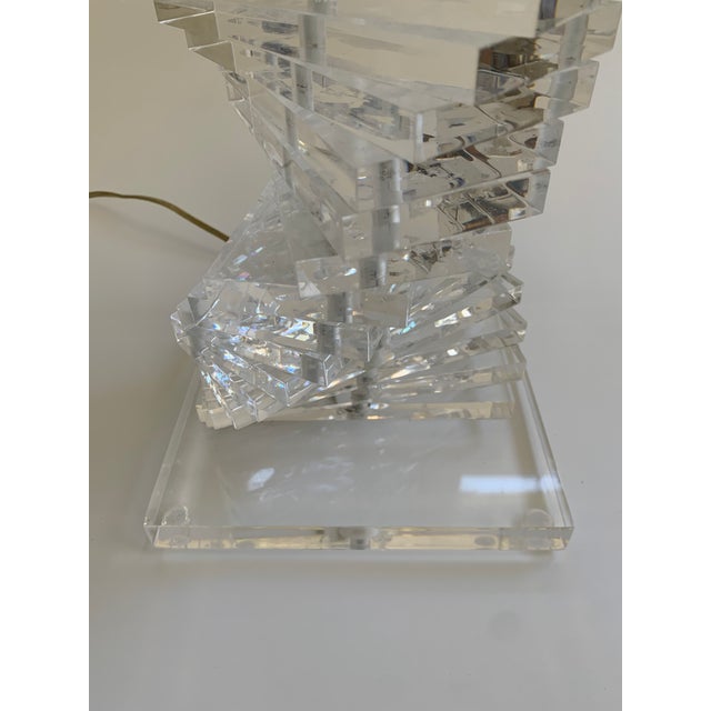 Transparent Vintage 1970s Stacked Lucite Helix Twist Spiral Table Lamp For Sale - Image 8 of 12