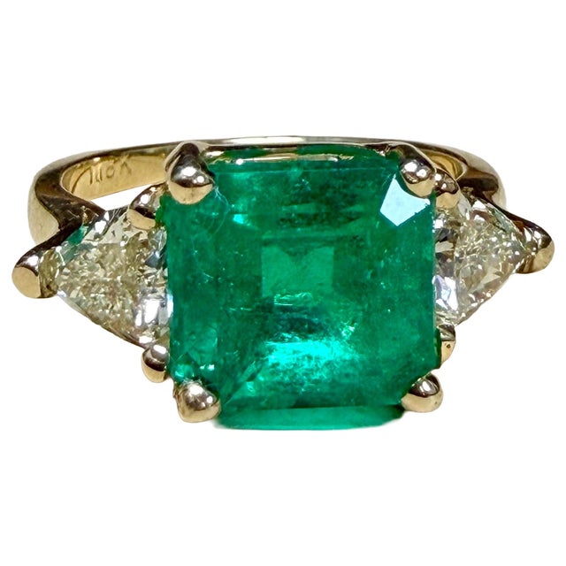 2020s 2.58 Ct Emerald Cut Colombian Emerald & 0.82 Ct Diamond Ring in 18k Yellow Gold For Sale - Image 5 of 8