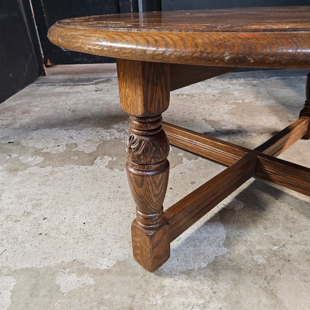 Early 20th Century English Round Oak Carved Edge Turned Leg Stretcher Base Coffee Table For Sale In Atlanta - Image 6 of 16