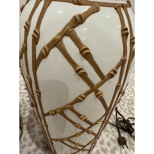 Dorothy Draper Chic Pair of Vintage Faux-Bamboo Lattice Ceramic Table Lamps, Dorothy Draper Attributed For Sale - Image 4 of 8
