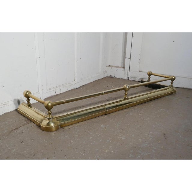 Large 19th Century Brass Fender, 1880s For Sale - Image 4 of 7