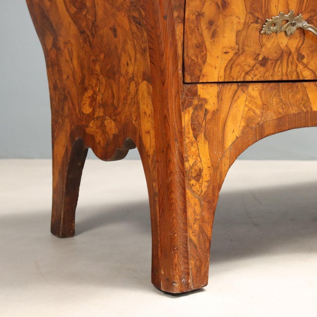 Antique Wanut Burl Veneer Chests of Drawers Italy, 18th Century, Set of 2 For Sale - Image 9 of 14