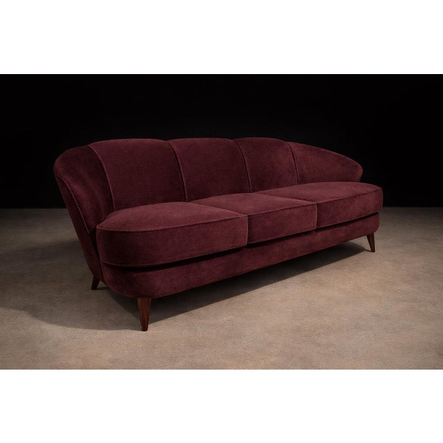“Concha” Sofa in Plum Mohair Velvet, Joaquim Tenreiro, Brazil, 1960s For Sale - Image 10 of 15
