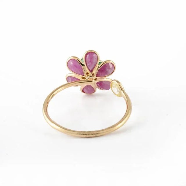 2.52ct Ruby Emerald Art Deco Flower Ring Size 7 in 18k Yellow Gold For Sale - Image 9 of 16
