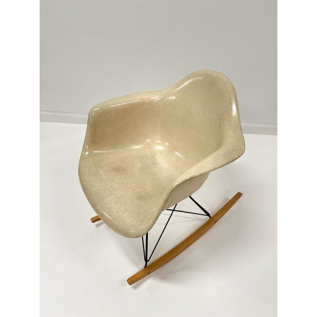 1960s Rocking Chair by Charles & Ray Eames for Herman Miller – Parchment Fiberglass For Sale - Image 10 of 15