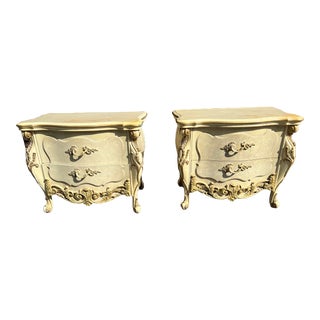 1960s Vintage Pair of Venetian Style Painted Carved Bombe' Nightstands For Sale