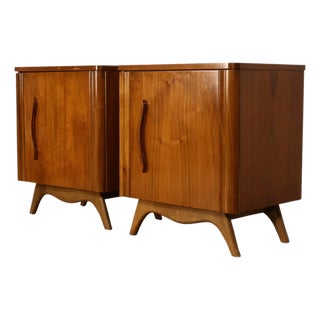 Young Manufacturing Vintage Sculptural Mid Century Modern Pair of Nightstands C. 1960s, Attrbiuted For Sale