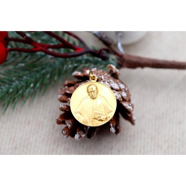 19.2k Gold Pendant, in Worn conditions. Designed 1920 to 1949