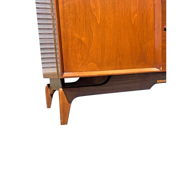 Mid Century Modern Vintage Long Dresser or Credenza Floating Design Parvin Style For Sale - Image 13 of 15