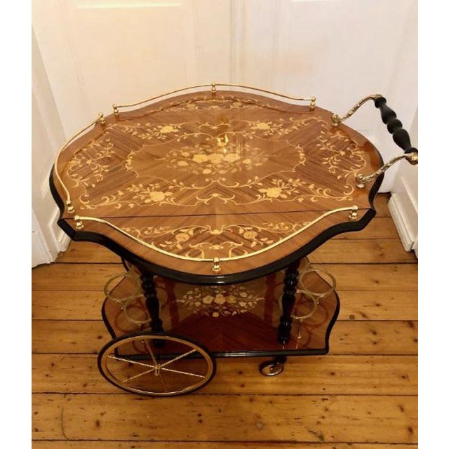 Vintage Colonial Sorrento Farfalla Drop Leaf Serving Trolley with Inlaid Brass Ornaments and Round Hinged Top, 1950s For Sale - Image 16 of 18