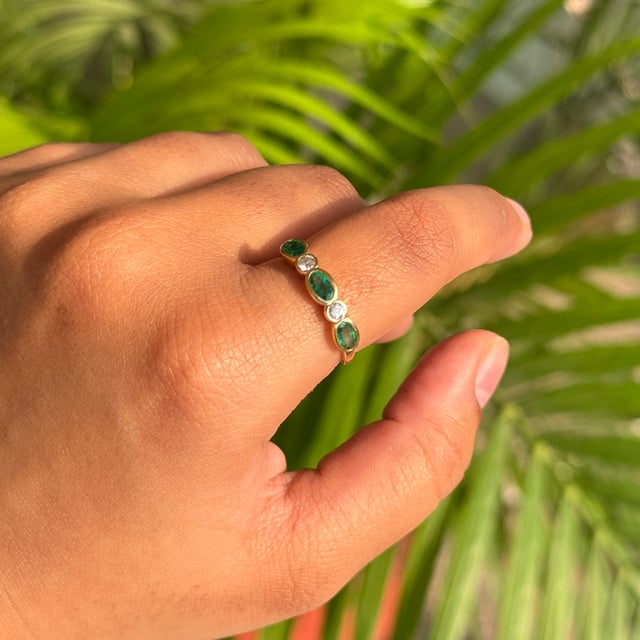 Oval Cut Three Stone Emerald Engagement Ring Size 5 With Natural Diamonds in 18k Gold For Sale - Image 12 of 16