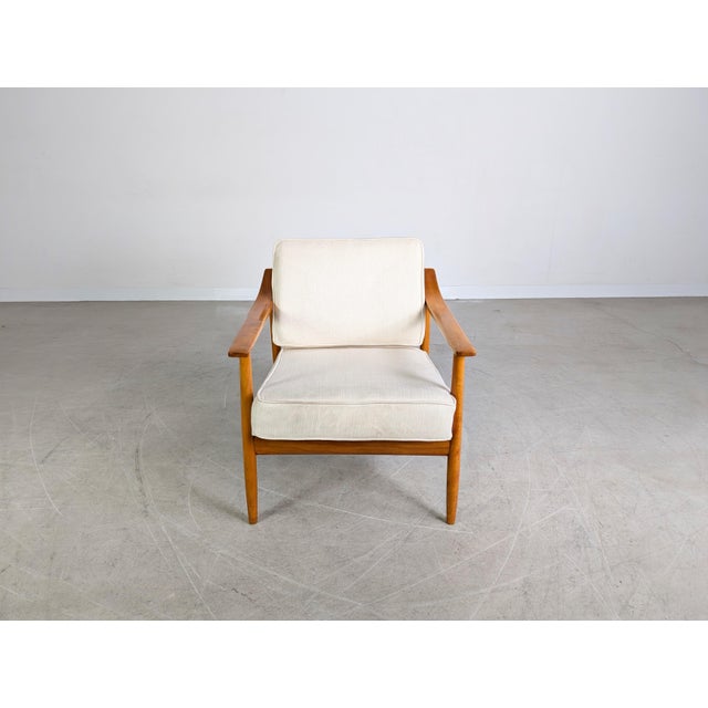 We are offering one of two beautiful vintage Wilhelm Knoll armchairs from the 1970s for sale. Condition: Good used...