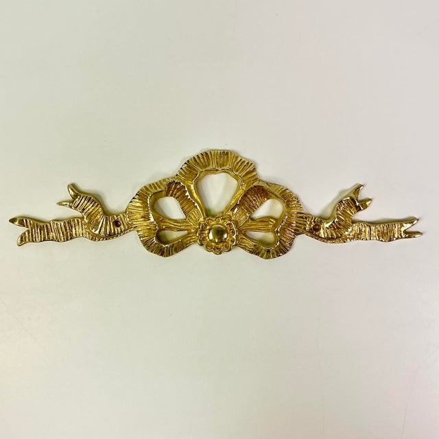 Hollywood Regency Mid-Century Hollywood Regency Chippendale Boho Chic Brass Bow Decorative Wall Pediment For Sale - Image 3 of 11