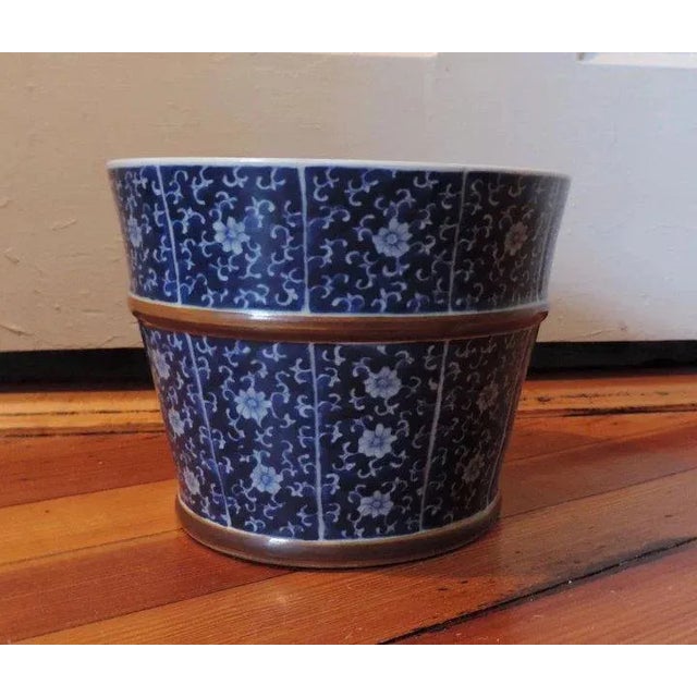 Chinese 19th Century Chinese Export Blue & White Porcelain Cachepot Planter Vase For Sale - Image 3 of 10