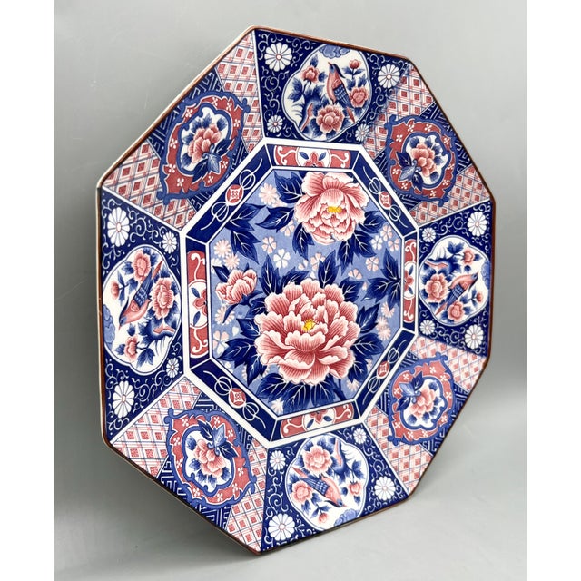 Japanese 1970s Chinoiserie Toyo Japan Octagonal Imari-Style Blue and Pink Floral & Bird Platter / Charger For Sale - Image 3 of 14