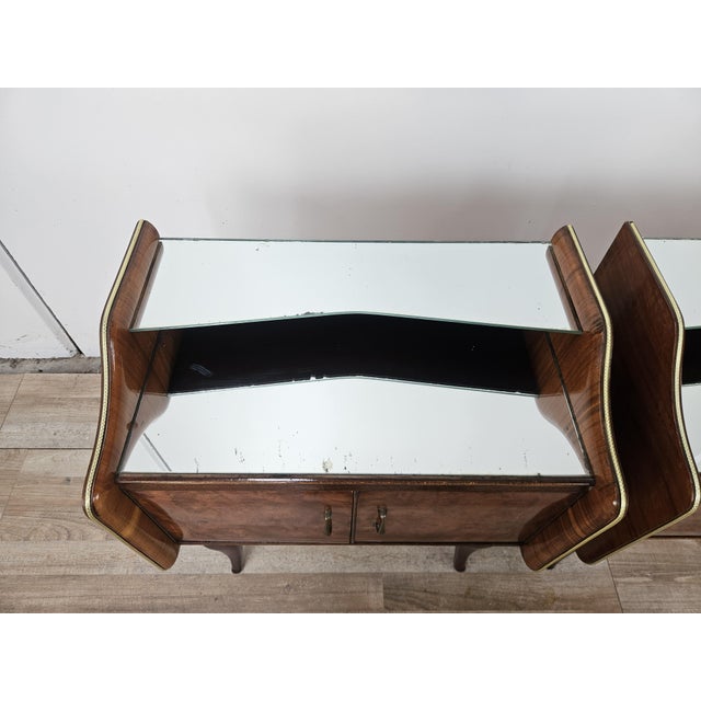 1950s Art Deco Bedside Tables in Walnut Burl with Mirrored Shelves and Brass Handles, 1950, Set of 2 For Sale - Image 5 of 18