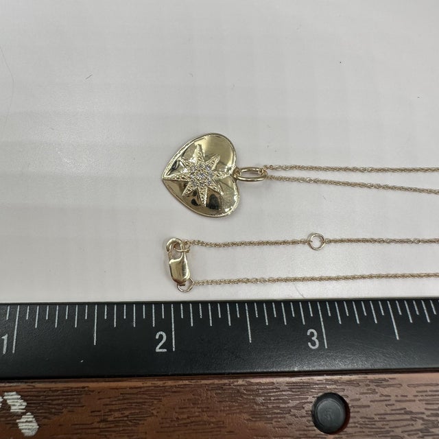 Early 21st Century Diamond Heart Necklace in 10kt Yellow Gold – 0.07ctw Adjustable 15–17 Inches For Sale - Image 5 of 5