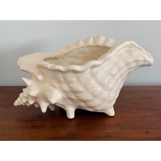 Decorative vintage ceramic conch shell in great condition. Can be used as a cachepot or as is.