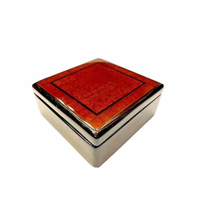 Asian 1960s Vintage Kashmir Black Lacquer Papier Mache Box For Sale - Image 3 of 10