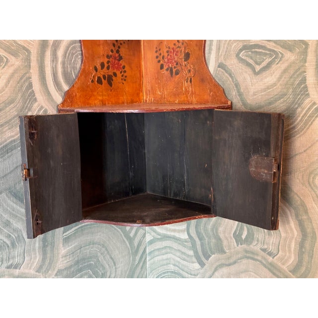 Tan 19th Century English Painted Hanging Corner Cupboard With Floral Decoration For Sale - Image 8 of 10