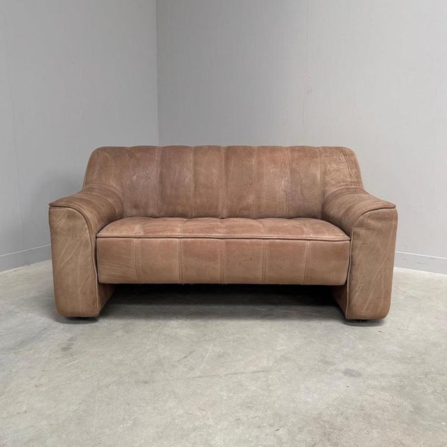 Remarks: Vintage De Sede 2 seat sofa, model DS 44. Zwitserland 1970s. Thick, brown neck leather upholstery. Sofa is in...
