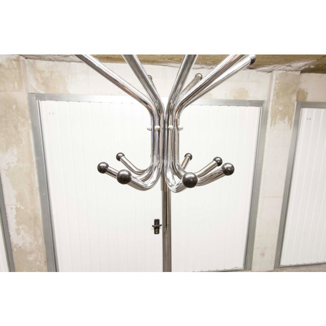 Industrial Rotating Parrot Coat Rack with 16 Hooks in Chrome-Plated Metal, 1960s For Sale - Image 4 of 18