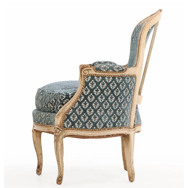 French Pair of French Painted Three-Leg Louis XV Style Bergère Lounge Chairs | C. 1940 For Sale - Image 3 of 6