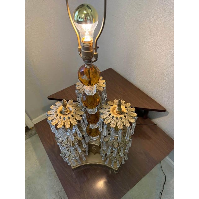 Loevsky & Loevsky 1960's Hollywood French Regency Tiered Brass Waterfall Crystal Prism Table Lamp For Sale - Image 4 of 9